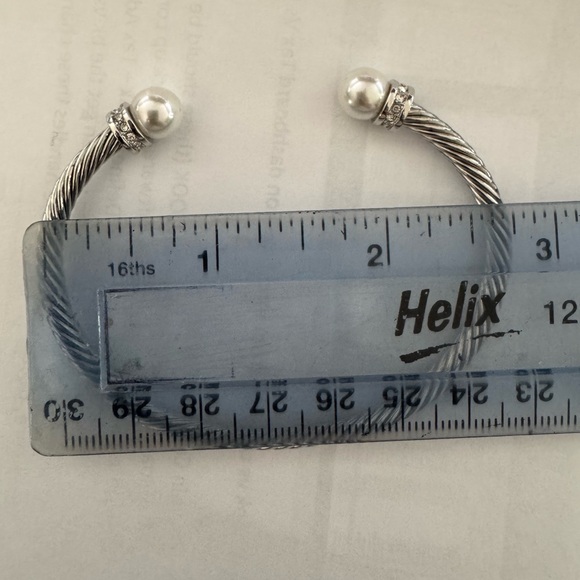 Elegant Silver and Pearl Women's Bracelet - Picture 3 of 4